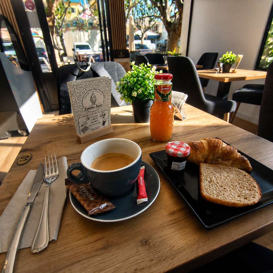 Petit-déjeuner servi au salon de thé