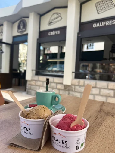 Deux pots de glace sur la terrasse