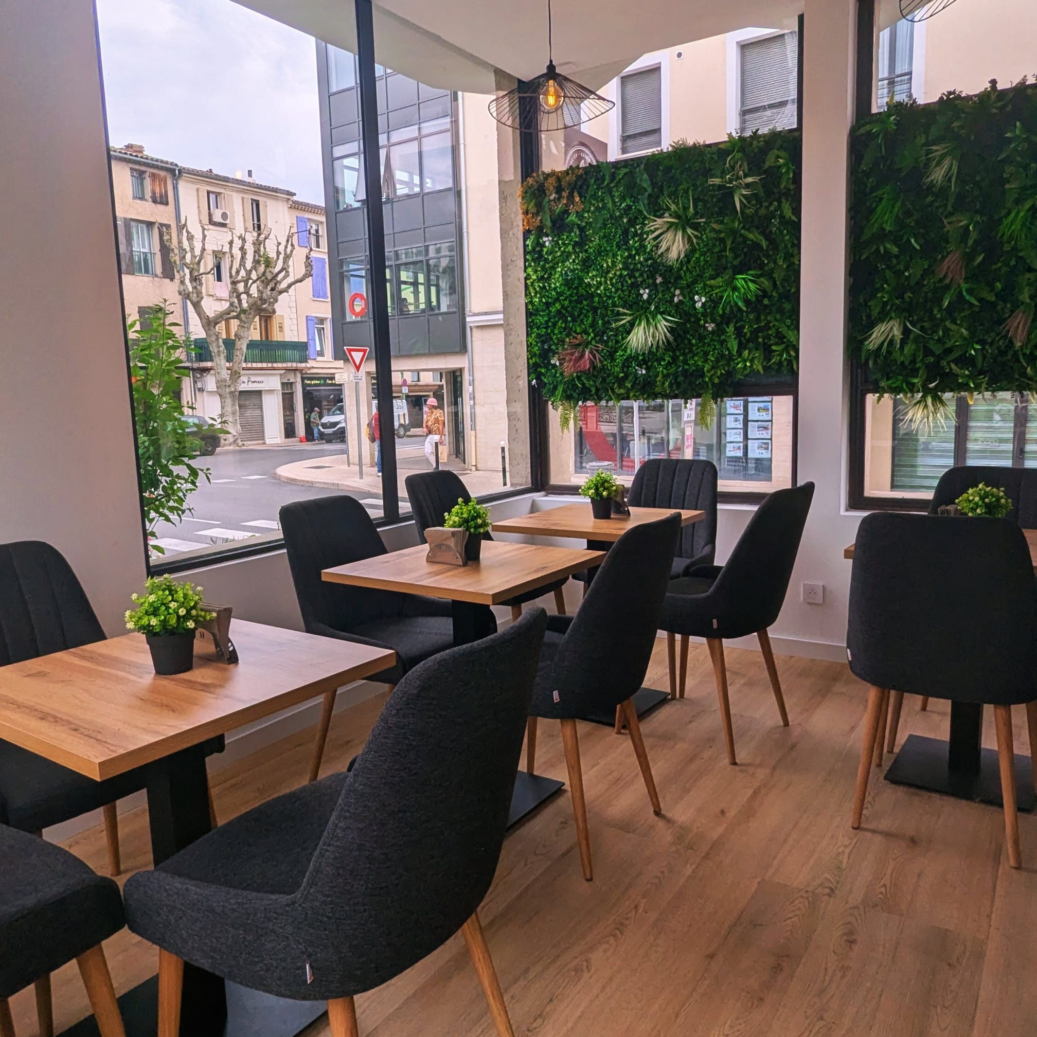Coin salon avec tables près des fenêtres